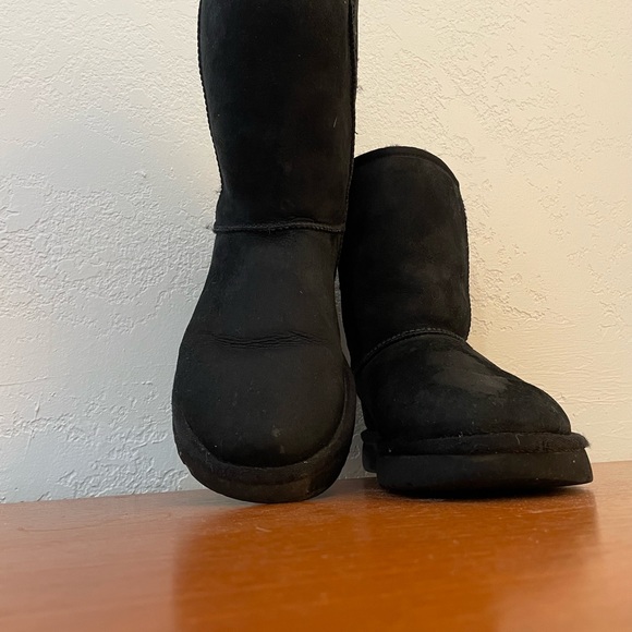 Ugg boot - classic short black size 8 - Picture 3 of 9